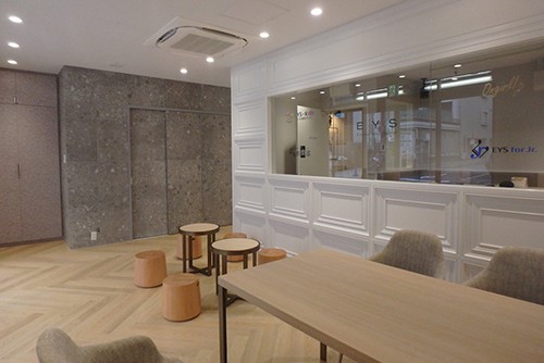 華やかさと落ち着いた雰囲気を兼ね備えたスタジオで音楽を楽しんで