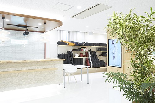 広々としたラウンジで展示された楽器たちがみなさまを迎えます