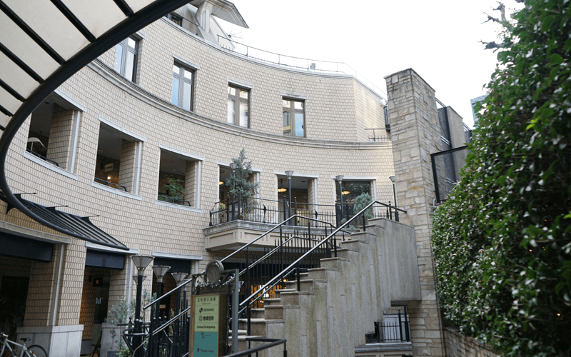 おしゃれシティ代官山を歩いて気づいたこと。素敵な建築物群と、サックスの音色に酔いしれて