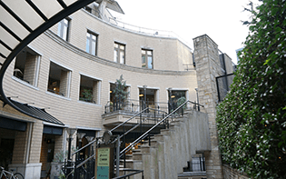 おしゃれシティ代官山を歩いて気づいたこと。素敵な建築物群と、サックスの音色に酔いしれて