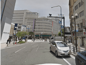 交差点の一番左手前のビルがACN神戸三宮ビル（旧：三宮WESTビル）です。エレベーターで9Fへお越しください。