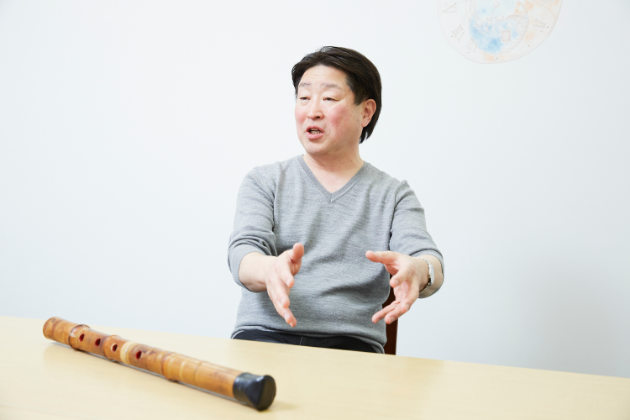 家元制度を説明する男性