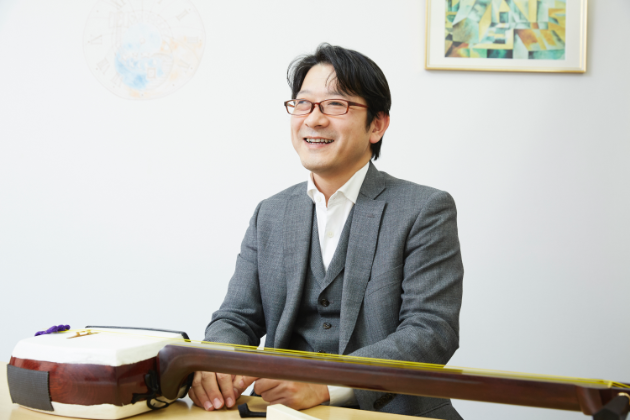 家元制度を説明する男性