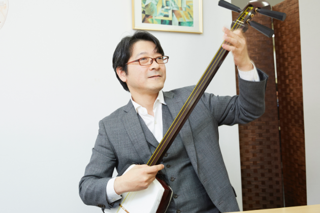三味線を弾く鮎澤講師