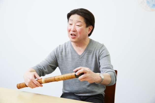 音楽講師について説明する男性