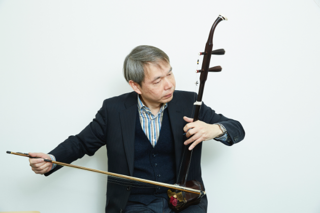 EYS音楽教室について説明する男性