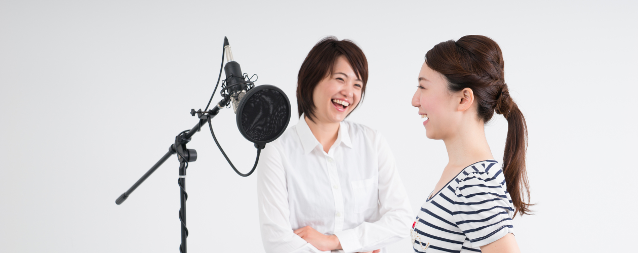 マイクの前で実際に曲を歌っている生徒