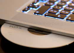 ノートパソコンとCD