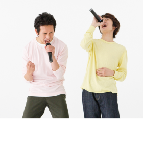 歌う男性二人