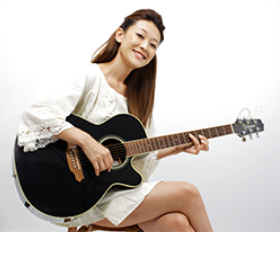 ギターを弾く女性