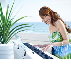 笑顔でピアノを弾く女性