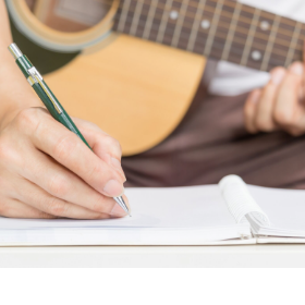 ギターを持って作詞中